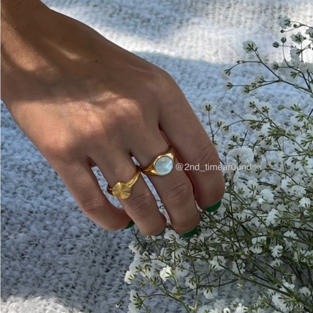 Mother of Pearl Round Signet Ring - Gold Plated - Picture 5 of 6